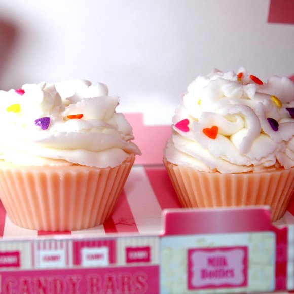 Warm Vanilla Butter Cream Cupcake Birthday Confetti Hearts Scented Soy Wax Melts - Picture 14 of 14